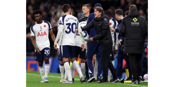 Tottenham Hotspur-spelare vägrar ge en high-five till managern Thomas Frank Tottenham Hotspur-spelare vägrar ge en high-five till managern Thomas Frank